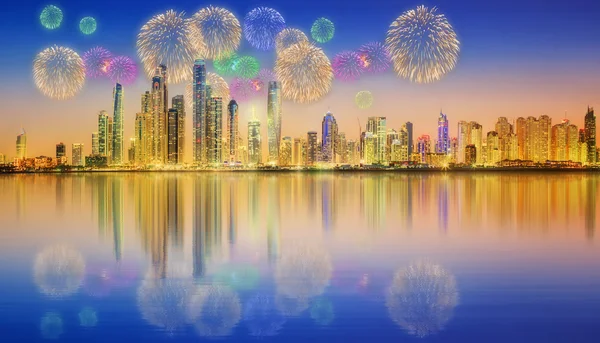 Lindos fogos de artifício na marina do Dubai. EAU — Fotografia de Stock