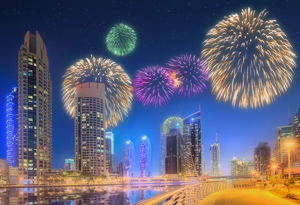 Hermosos fuegos artificiales en Dubai marina. EAU —  Fotos de Stock