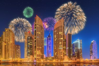Dubai Yat Limanı güzel Fireworks'de. Birleşik Arap Emirlikleri