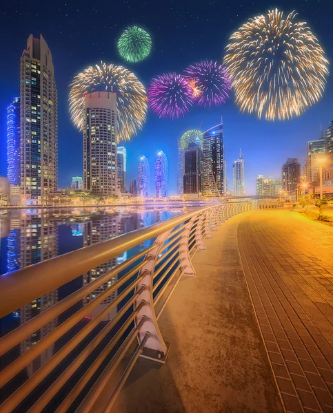 Gyönyörű tűzijátékok Dubai marina. Egyesült Arab Emírségek — Stock Fotó