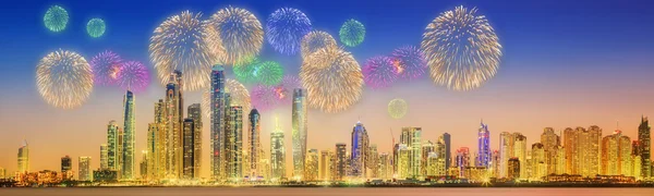 Schönes feuerwerk in dubai marina. uae — Stockfoto