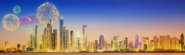 Dubai Yat Limanı güzel Fireworks'de. Birleşik Arap Emirlikleri