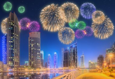Dubai Yat Limanı güzel Fireworks'de. Birleşik Arap Emirlikleri