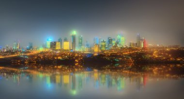Istanbul ve Boğaziçi Köprüsü'nde gece Panoraması
