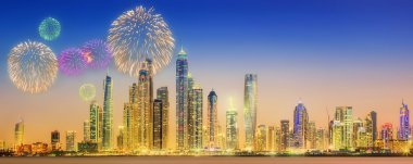 Dubai Yat Limanı güzel Fireworks'de. Birleşik Arap Emirlikleri