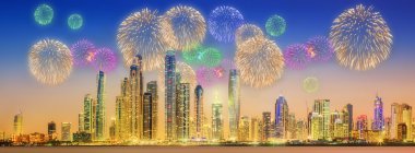 Dubai Yat Limanı güzel Fireworks'de. Birleşik Arap Emirlikleri