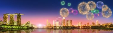 Fireworks uygulamasında Marina Bay, Singapur manzarası