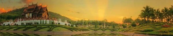 Royal Hotel Flora Ratchaphruek Park, Chiang Mai, Thajsko — Stock fotografie