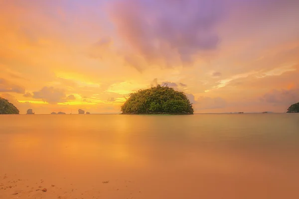 Όμορφη ανατολή του ηλίου πάνω από την τροπική παραλία, Ταϊλάνδη — Φωτογραφία Αρχείου
