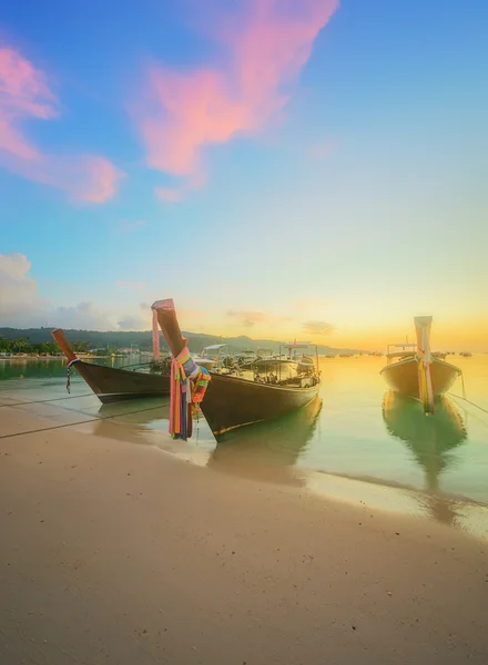 Belle plage avec ciel coloré, Thaïlande — Photo