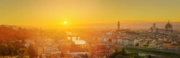 Στον ποταμό Άρνο και τη γέφυρα Ponte Vecchio στο ηλιοβασίλεμα, Φλωρεντία — Φωτογραφία Αρχείου