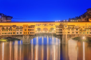 Görünüm Ortaçağ taş köprü Ponte Vecchio ve Arno Nehri, Floransa