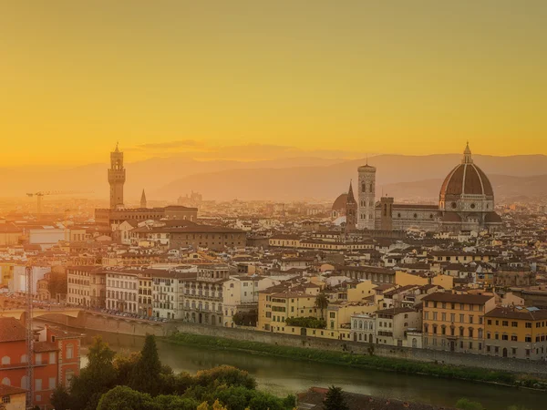 Arno River and Ponte Vecchio at sunset, Florence — Stock Photo, Image