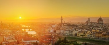 Arno Nehri ve Ponte Vecchio gün batımında, Floransa