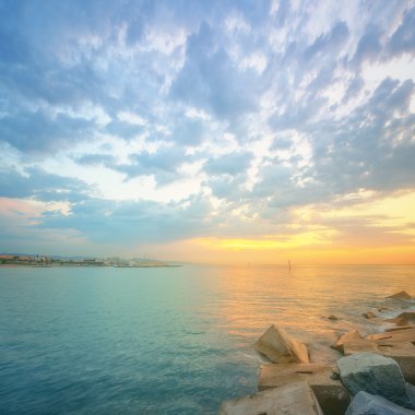 Barcelona'da Barceloneta plaja gündoğumu