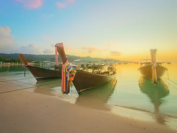 美丽的海滩与色彩斑斓的天空，泰国 — 图库照片