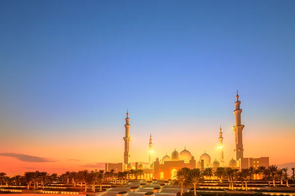 Sheikh Zayed Grand Mosque at dusk, Abu-Dhabi — Stock Photo, Image