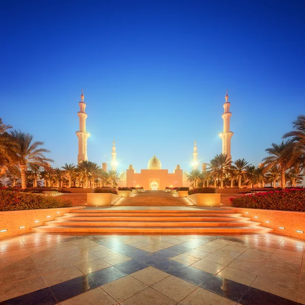 Sheikh Zayed Grand Mosque at dusk, Abu-Dhabi — Stock Photo, Image