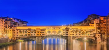 Ponte Vecchio ve Floransa'da Arno Nehri