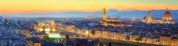 Rzekę Arno i most Ponte Vecchio na zachodzie słońca, Florencja — Zdjęcie stockowe