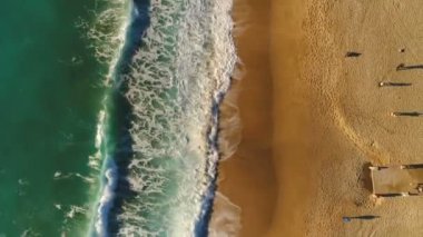 Antalya ilinin Alanya ilçesindeki güzel güneşli plajın helikopter manzarası. 4K, ağır çekim. Yükseliyor.