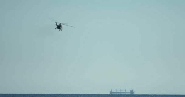 Vrtulník letí úžasným pobřežím nad oceánem, vrtulník dobrodružství na horizontu oceánu. Video 4K. Slunečný den. — Stock video