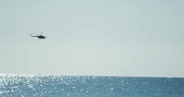 Helikopter fliegen an der atemberaubenden Küste vorbei über den Ozean, Helikopter-Abenteuer am Horizont. 4K-Video. Sonniger Tag. — Stockvideo