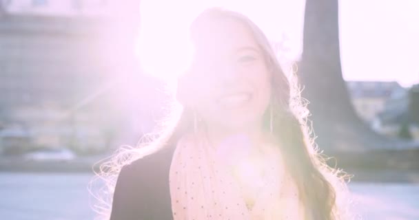Portret van een mooi meisje met lang blond haar. nadruk op mooie roze sjaal. zonsondergang — Stockvideo