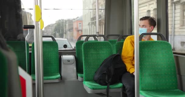 Ritratto di uomo dai capelli rossi in maschera chirurgica in treno, coronavirus, malattia, infezione, quarantena, maschera medica. — Video Stock