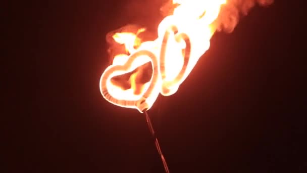 两颗炽热的心燃烧着。火灾现场两颗心在火中燃烧。金属在燃烧. — 图库视频影像