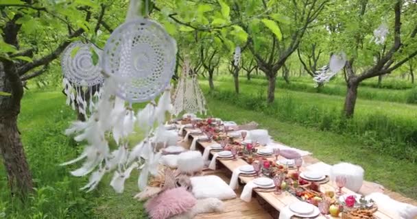 ピクニックランチ食事屋外公園フードコンセプト。友人のグループは、自然の中でピクニックをする-幸せな人々は田舎でピクニックを楽しんでいます。外の家族のお祝いや庭のパーティー — ストック動画