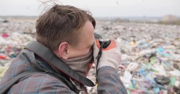 Κοντινός φωτογράφος βγάζει φωτογραφία στη χωματερή. οικολογία. καταστροφή. πρόβλημα των ανθρώπων. ρύπανση — Αρχείο Βίντεο