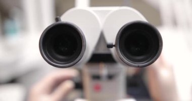 Tedavi hastaları için mikroskop aletleri olan modern diş kliniği. Özel Klinikte sunum. 4k görüntü.