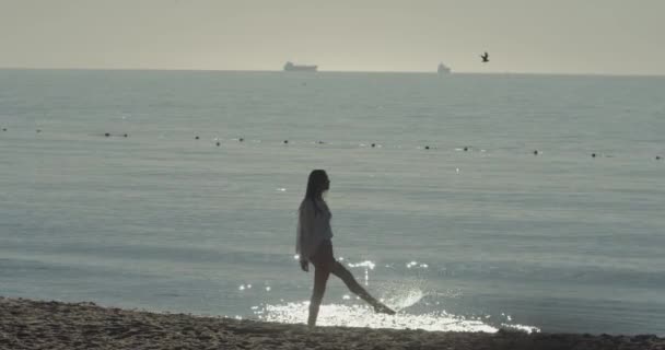 Playa mujer de vacaciones de verano divirtiéndose en el agua en vacaciones. Vídeo 4K. Gotas de agua. Moción lenta. — Vídeo de stock