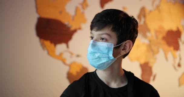 호흡기 보호 마스크를 쓰고 있는 10 대 소년, 인간 인구 바이러스, 감염, 의료 블루 마스크를 쓰고 있는 10 대 소년. — 비디오