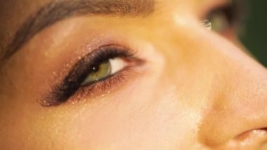 Ormanda bir kadının portresi, yakın çekim, yavaş çekim.