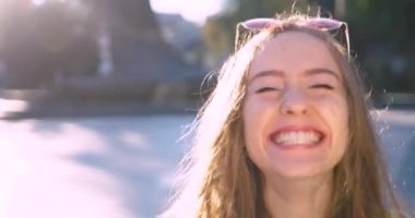 Çekici bir yüz, samimi bir şekilde gülümseyen mutlu bir kızın..