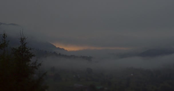 La espesa niebla cubre las verdes montañas durante la puesta del sol. Hermosa vista del paisaje, 4k. — Vídeos de Stock