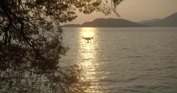 Der vorwärts fliegende Helikopter über den wunderschönen Ozean und die Berge während des Sonnenuntergangs. Herrliche Aussicht auf die Natur. 4k. — Stockvideo