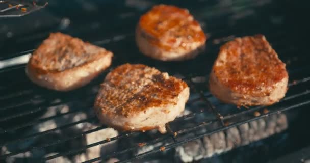 Vista de cerca de la cocina deliciosa carne jugosa en la parrilla. El jefe está convirtiendo la carne. — Vídeos de Stock