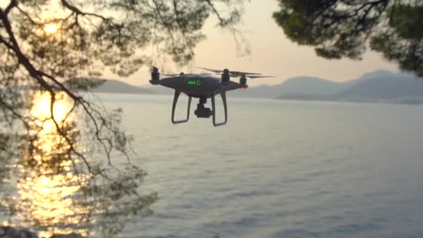 Vue rapprochée du drone sur l'océan à l'arrière-plan des montagnes au coucher du soleil. — Video