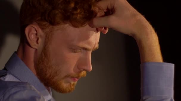 Retrato de cerca del guapo cabecilla de jengibre con barba roja mirando a la cámara con los ojos llenos de lágrimas. — Vídeos de Stock