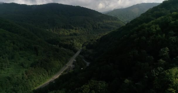 Hermosa vista de la naturaleza. Volando helicóptero sobre verdes Alpes y carretera llena de coches de conducción. — Vídeos de Stock