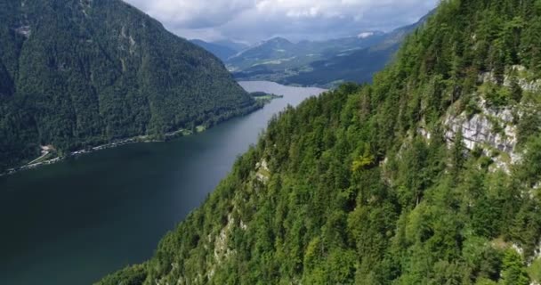 Latający helikopter nad jeziorem Hallstatt płynący pomiędzy górami Salzkammergut w Austrii. 4k. Piękny widok natury. — Wideo stockowe