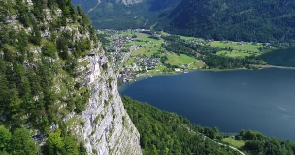 Μικρή πόλη Hallstatt βρίσκεται στο Salzkammergut βουνά κοντά στη λίμνη Hallstatt στην Αυστρία. Εναέρια πτήση μη επανδρωμένου αεροσκάφους. 4ια. — Αρχείο Βίντεο