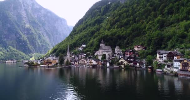 Avusturya 'daki Hallstatt Gölü yakınlarındaki Salzkammergut Dağları' ndaki küçük Hallstatt köyü ve binaları üzerinde uçan helikopterin yakın görüntüsü. 4k. — Stok video