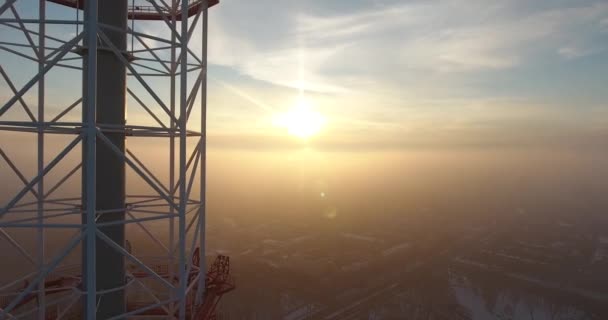 Encantadora vista del paisaje desde el helicóptero volando sobre la ciudad en invierno durante el atardecer. Hermoso cielo naranja. — Vídeos de Stock