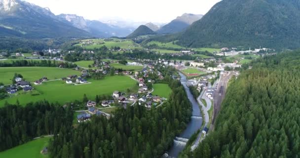 Vliegende helikopter over het prachtige landschap bestaande uit meer en klein dorpje in de bergen. 4k. — Stockvideo
