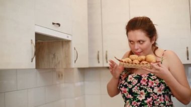 Diyetteki kilolu kadın lezzetli kruvasanları koklayarak mutfaktaki dolaba koyuyor ve kibarca uzaklaşıyor..