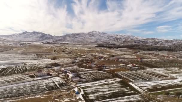 Volando helicóptero sobre la vieja ciudad turca cerca de las montañas Tauro cubiertas de nieve. A cámara lenta, 4k. Vista panorámica. — Vídeo de stock